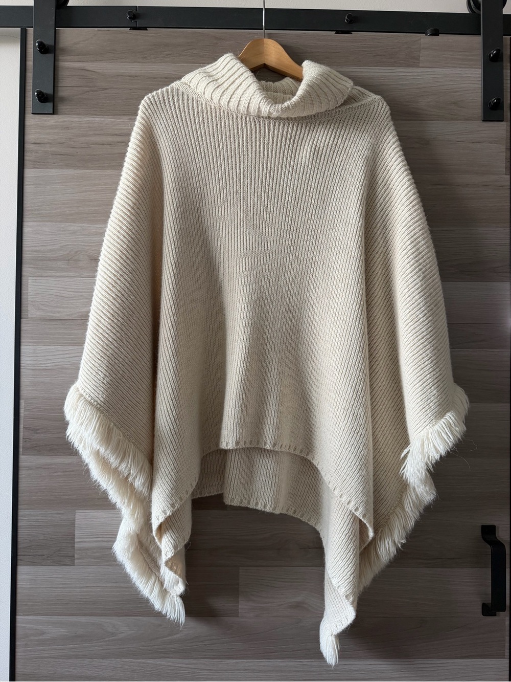 Cocogio Made in Italy Cream Turtleneck Fringe Poncho
Sweater Wool/Alpaca Blend